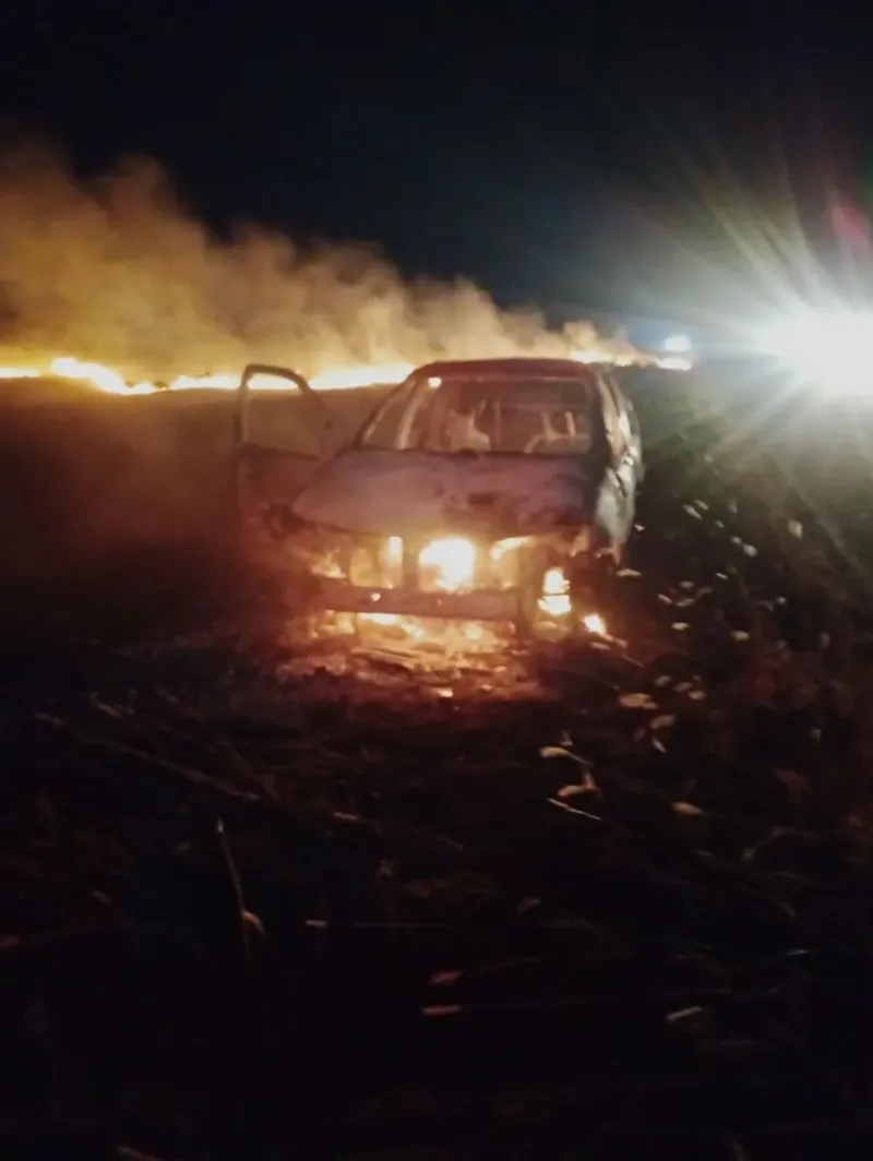 Incendio de automóvil en Ruta Provincial 72, cerca de Frapal