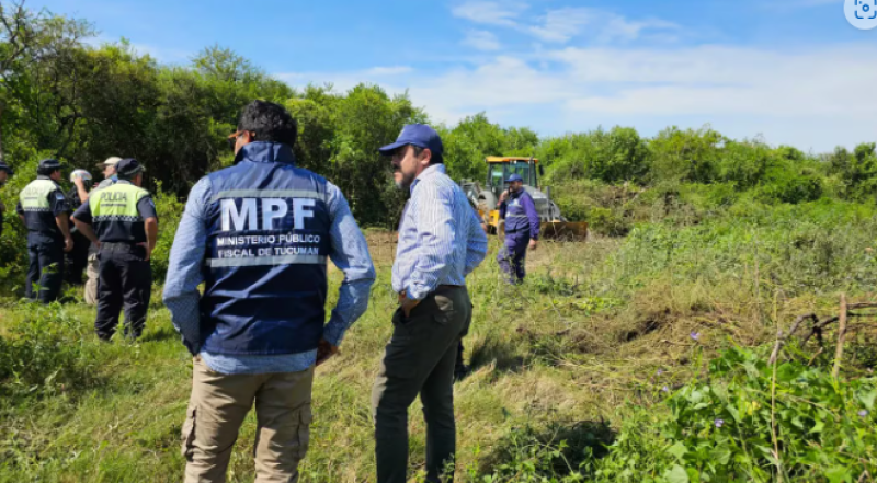 El cadáver fue encontrado junto a una frazada en medio de la vegetación.