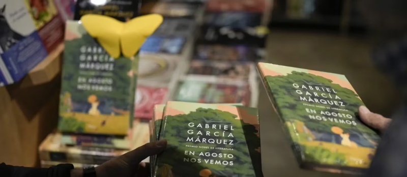 Varios ejemplares de la novela póstuma ”En agosto nos vemos” del autor colombiano Gabriel García Márquez en una fiesta de lanzamiento en una librería en la Ciudad de México el miércoles 6 de marzo de 2024. (Foto AP/Eduardo Verdugo)