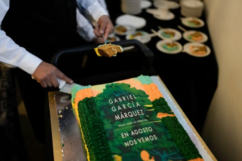 Un mesero corta trozos de un pastel decorado con la portada de la novela ”En agosto nos vemos” para celebrar el cumpleaños del autor colombiano Gabriel García Márquez y el lanzamiento de su novela póstuma en una librería en la Ciudad de México el miércole