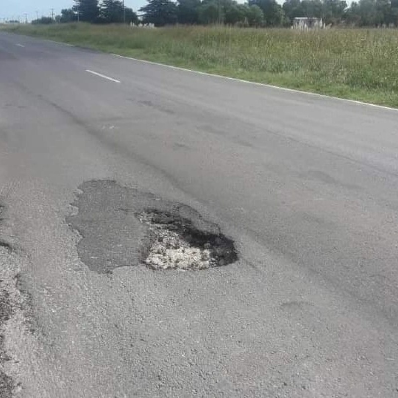 Bomberos de Guaminí asisten a personas en la ruta 65 y bachean pozos para evitar más accidentes