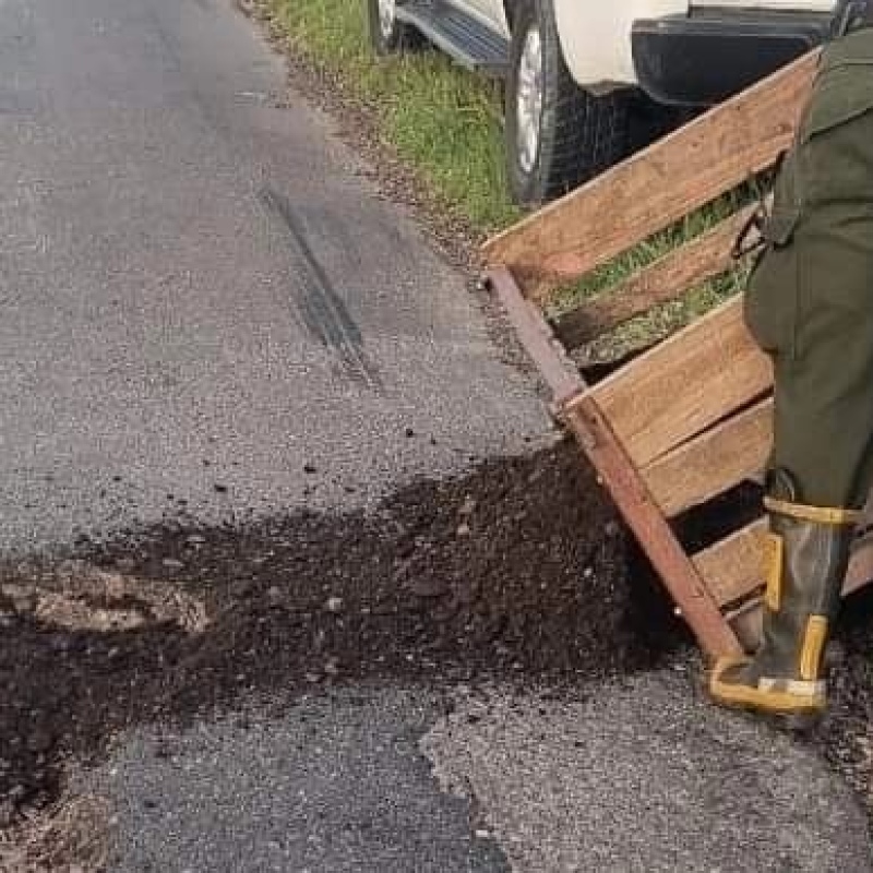 Bomberos de Guaminí asisten a personas en la ruta 65 y bachean pozos para evitar más accidentes