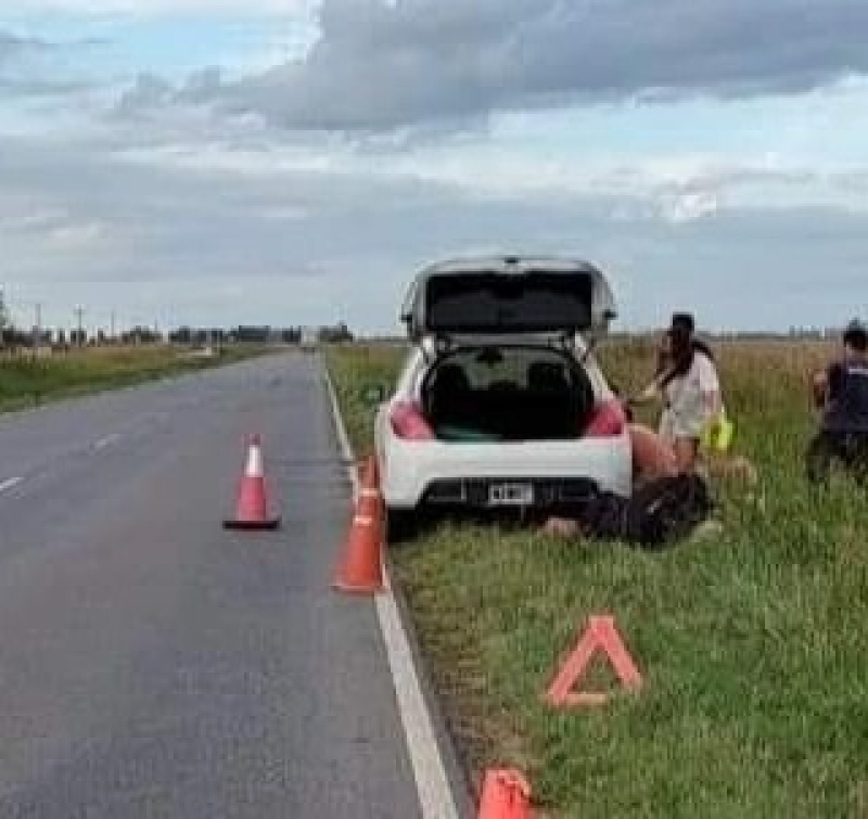 Bomberos de Guaminí asisten a personas en la ruta 65 y bachean pozos para evitar más accidentes