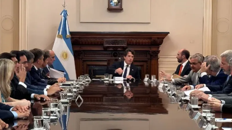Nicolás Posse presidiendo una reunión con gobernadores Foto: Presidencia