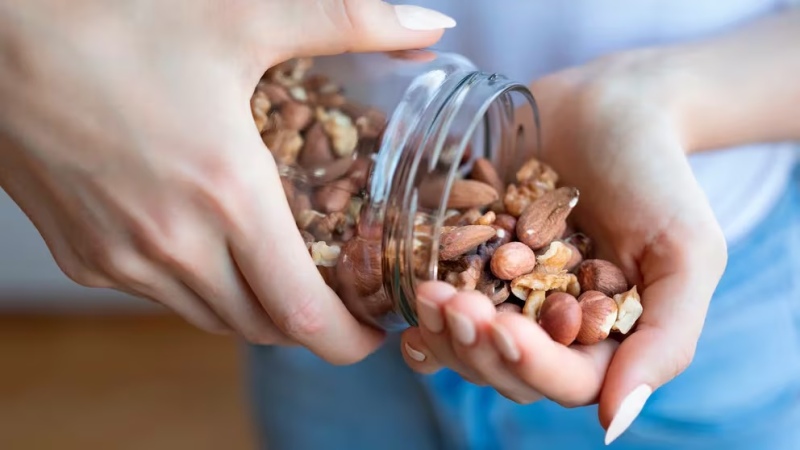  Las nueces y las almendras son dos de los frutos secos más recomendados para mejorar el deseo sexual (Getty)