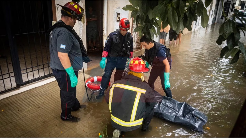 El cuerpo de un hombre apareció flotando en Valentín Alsina y fue rescatado por Bomberos Voluntarios después de dos horas. (Foto: TN/Leandro Heredia).