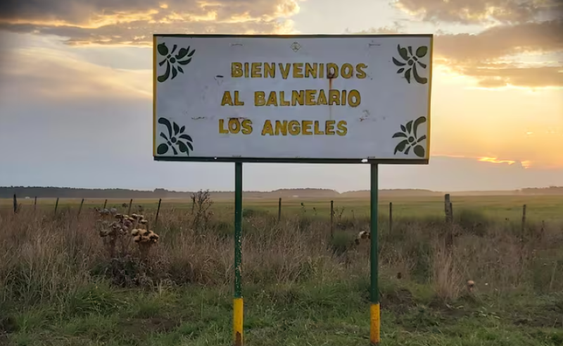 El cartel que da la bienvenida al pueblo