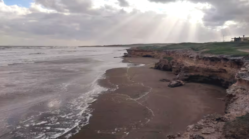 Los acantilados son un símbolo de estas playas