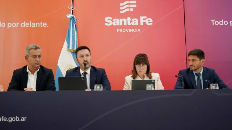 El intendente de Rosario, Pablo Javkin, el ministro de Defensa, Luis Petri, su par de Seguridad, Patricia Bullrich, y el gobernador de Santa Fe, Maximiliano Pullaro, en conferencia de prensa (Foto: X @luispetri).