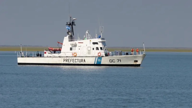 Rescataron a tres pescadores que no podían regresar a la costa