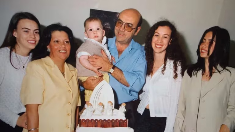  Carlos Chavez, Flora Lacave junto a sus hijas en el bautismo de su nieto Matías, el único que el gerente del banco asesinado llegó a conocer