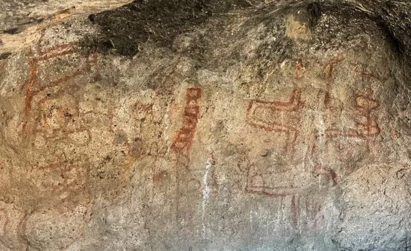 Vista general del arte rupestre más antiguo descubierto en Sudamérica, de casi 8.200 años, en la cueva Huenul 1, en Neuquén, Argentina (REUTERS/Miguel Lo Bianco)