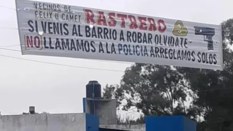 “Rastrero, si venís al barrio a robar, olvidate. No llamamos a la policía, arreglamos solos”, reza un pasacalles ubicado en una de las calles de Félix U Camet.