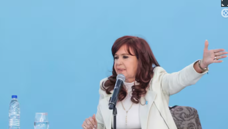 Cristina Kirchner acusó a Milei de “anarcocolonialista” y le reclamó un “golpe de timón”