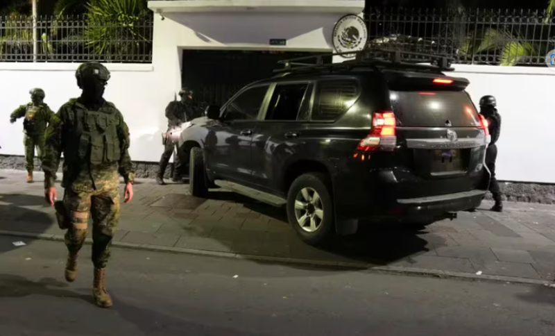 “Jorge Glas Espinel, condenado a pena privativa de libertad por la justicia ecuatoriana, ha sido detenido esta noche y puesto a órdenes de las autoridades competentes”, indicó la presidencia de Ecuador. 