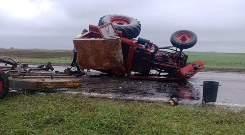 Accidente entre un auto y un tractor en Ruta 205.