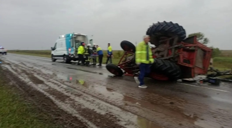 Accidente entre un auto y un tractor en Ruta 205.