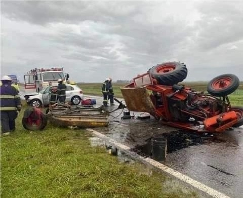 Accidente entre un auto y un tractor en Ruta 205.