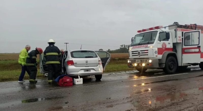 Accidente entre un auto y un tractor en Ruta 205.