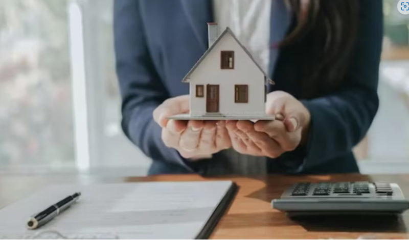 Solicitar un crédito hipotecario es una necesidad común debido a la falta de fondos propios que permiten acceder a la vivienda propia