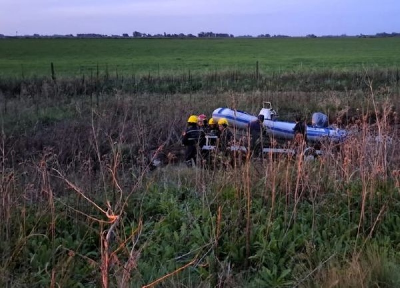 Un pozo en la ruta 65 provocó el desenganche y vuelco de una lancha tirada por una camioneta