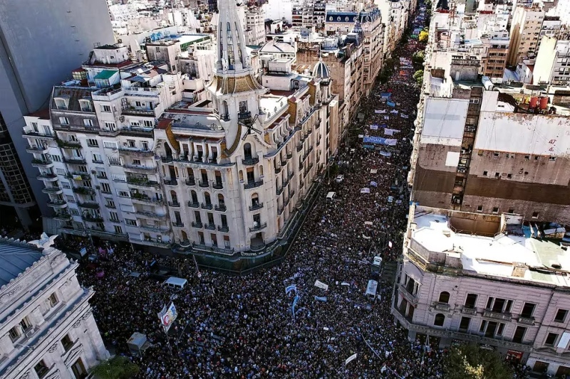  Columnas de manifestantes se movilizaron hacia Plaza de Mayo