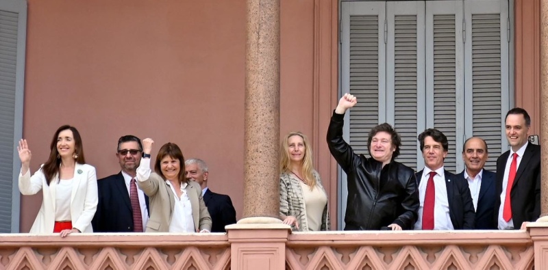 Javier Milei con sus ministros en un balcón de la Casa Rosada