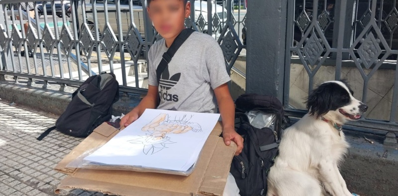 Walter Páez (12) vive en la calle y ayuda a su familia vendiendo sus dibujos en la esquina de Carlos Pellegrini y Av. Corrientes