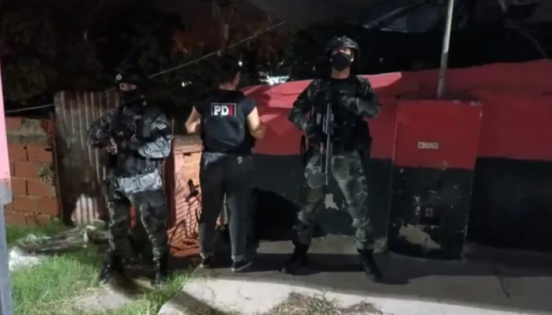 Operativos en Rosario: detuvieron a siete sospechosos por los asesinatos del playero y de los taxistas