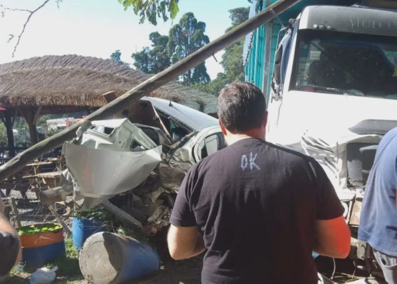 Un auto se cruzó de carril en la Ruta 2 y provocó que un camión se incrustara en una parrilla para esquivarlo