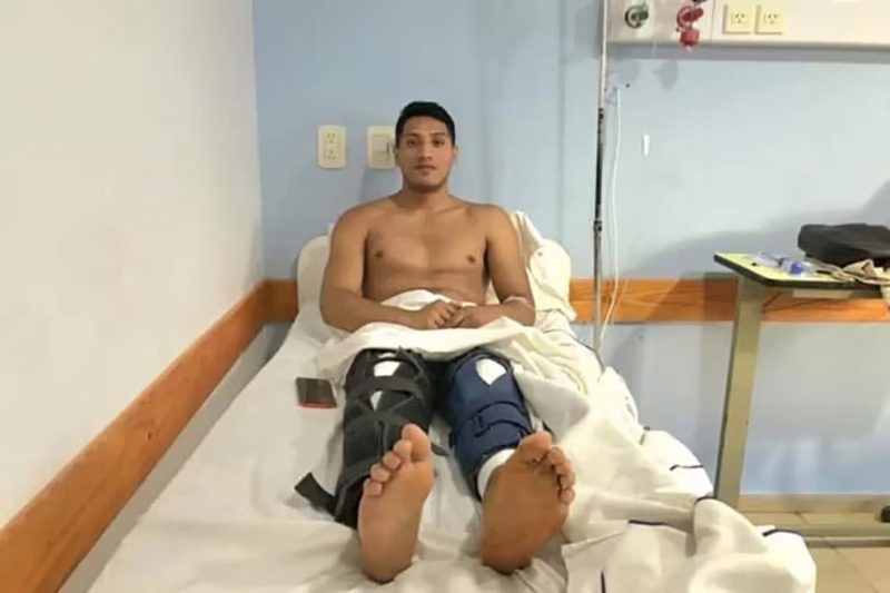 Benjamín Roldán tenía que ser operado de los ligamentos cruzados de su rodilla izquierda, pero cuando despertó de la anestesia observó que tenía intervenidas las dos.