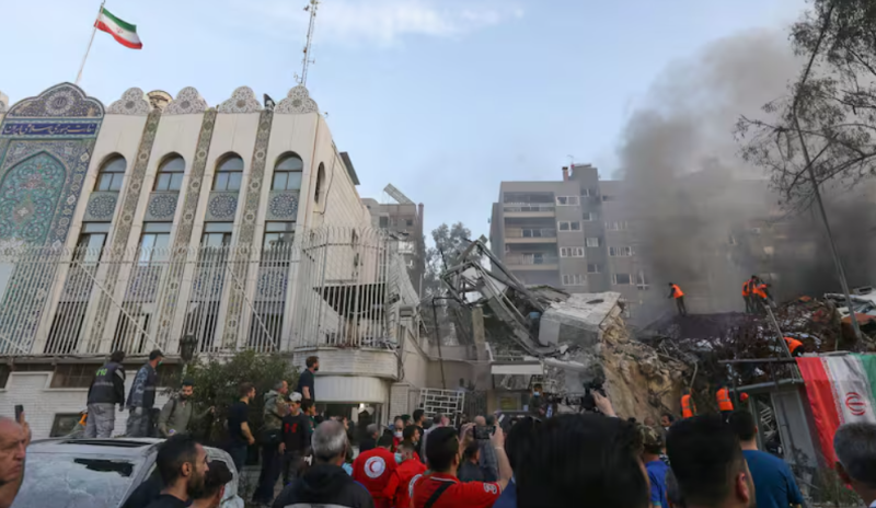 Personal de emergencia y seguridad busca entre los escombros en el lugar de los ataques que impactaron en un edificio anexo a la embajada iraní en la capital de Siria, Damasco, el 1 de abril de 2024; por este ataque el régimen de los ayatollahs prometió u