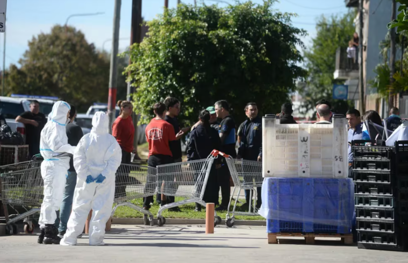 Un comerciante mató a un ladrón menor de edad que ingresó a robar a su negocio en La Plata: buscan a otro de los asaltantes