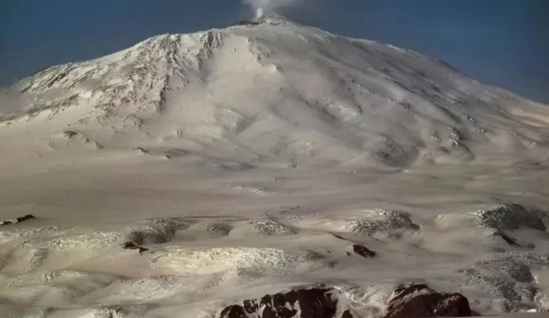 El volcán Erebus, situado en la Antártida sorprende porque está lanzando polvo de oro