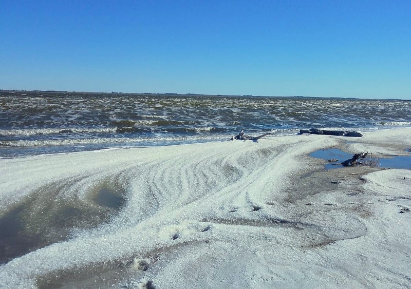 Epecuén luce blanca como la nieve