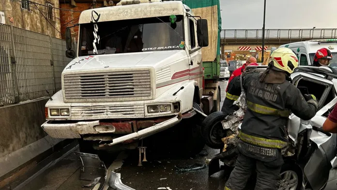 Impresionante choque en cadena en la Autopista Cámpora: un auto fue aplastado por dos camiones
